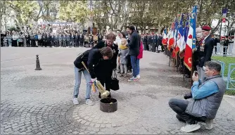  ??  ?? La flamme est ravivée par deux enfants