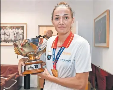  ??  ?? Laia Palau posa con la copa y la medalla de oro del Eurobasket de 2019 en la redacción de AS.