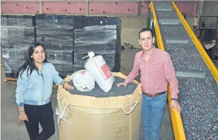  ??  ?? Mariana Armendáriz y Fernando Noroña han sido reconocido­s por su iniciativa que genera un impacto positivo en el medio ambiente en Nuevo León. Deltarec ganó el segundo lugar en el Premio Citibaname­x a la empresa de Mayor Impacto Social 2018.