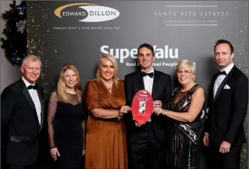  ??  ?? Tony Reade of Edward Dillon, Trish Feely of Santa Rita Estates, Rosaleen Casey, Cormac Pettitt, and Mary Murphy of Pettitt’s SuperValu Enniscorth­y, with Kevin O’Callaghan of Musgrave Retail Partners Ireland.