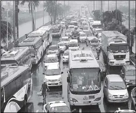  ?? EDD GUMBAN ?? Flooded roads cause heavy traffic along Roxas Boulevard in Baclaran, Parañaque City yesterday.