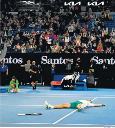  ?? DAVE HUNT / EFE ?? Novak Djokovic se echa al suelo de la pista Rod Laver para celebrar su nuevo triunfo en el Abierto de Australia.