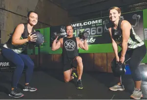  ?? Gym owner Greg Doble ( centre) with Kahlee Lyne ( left) and Heidi Willey who are raising money for their housemate and HIT360 gym member Jade Wahapa. ??