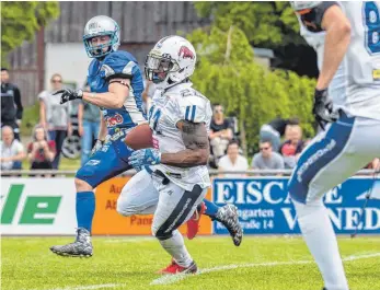  ?? FOTO: FLORIAN WOLF ?? Nicht zu stoppen: Malik Norman (in der Bildmitte) liefert fünf Touchdowns ab.