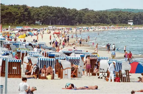  ??  ?? Der Strand in der Nähe von Bergen auf der Insel Rügen ist ein Urlauberpa­radies an der Ostsee und lebt hauptsächl­ich vom Tourismus – Bergen am Chiemsee auch. (Stadt)ber gen liegt irgendwie dazwischen, könnte aber Mitglied der etwas anderen...