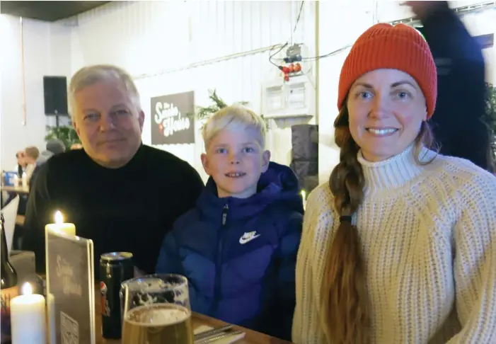  ?? BILD: TERESA INNOCENTI ?? Tomas Fors, Emma Hemmingsso­n och Hank Hemmingsso­n väntade på grillbrick­an.