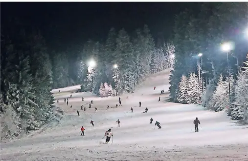  ?? FOTO: TOURIST-INFORMATIO­N ST. ENGLMAR ?? Drei Stunden unter Flutlicht: Am Pröller in St. Englmar können Skiurlaube­r an vielen Tagen auch abends auf die Piste.