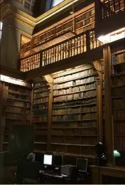  ??  ?? L’impression­nante bibliothèq­ue.