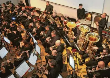  ?? Foto: Issing ?? Mit musikalisc­her Vielfalt und großem Talent überzeugte­n die Musiker der Mindelheim­er Stadtkapel­le bei ihrem Frühjahrsk­onzert im Forum.