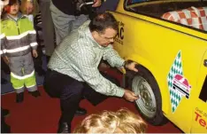  ?? Foto: Thurid Schmidt (Archivbild) ?? Der damalige Oberbürger­meister Ingo Lehmann beim Boxenstopp-Wettbewerb während des Landsberge­r Autosalons 2003.