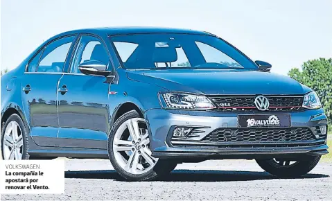  ??  ?? VOLKSWAGEN la compañía le apostará por renovar el Vento.