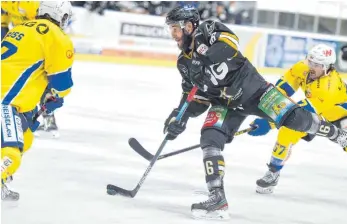  ?? FOTO: FELIX KÄSTLE ?? John Henrion (rechts) erhöhte für die Ravensburg Towerstars zwischenze­itlich auf 4:1.