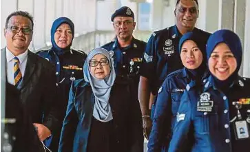  ?? PIC BY LUQMAN HAKIM ZUBIR ?? Former Malaysian External Intelligen­ce Organisati­on chief Datuk Hasanah Abdul Hamid (third from left) leaving the Kuala Lumpur court complex after claiming trial to criminal breach of trust yesterday.