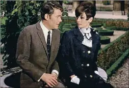  ??  ?? 8TV
Peter O’Toole i Audrey Hepburn a Cómo robar un millón y...