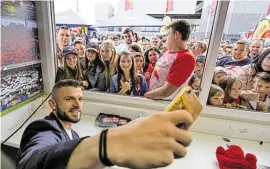  ??  ?? Starkicker Valon Berisha schrieb vor dem Spiel nicht nur fleißig Autogramme, sondern machte mit den Fans auch ein Selfie.