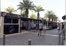  ?? (Photo Alexandra Boquet) ?? Une violente bagarre a opposé des groupes de jeunes sur la promenade du port. La piste d’une « guerre des cités » est évoquée.