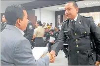  ?? YESSENIA GUEVARA / EXPRESO ?? Satisfacci­ón. El sargento Arévalo se mostró agradecido por el apoyo.