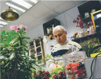  ?? FOTO: ULRICA ANDERSSON ?? SÄLJER. Tuletorget är inte så välbesökt. Abbas Shokrolahi har lagt ut sin blomsterbu­tik till försäljnin­g.