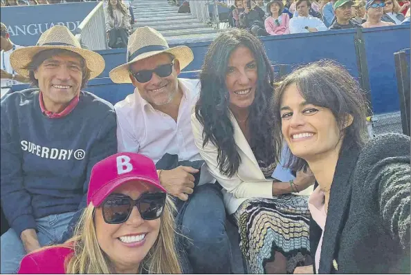  ?? FOTOS: OMEDES ?? Salinas, David Martí, Angie López, Cristina Cubero y el selfie de Thais Henríquez, doble medallista olímpica y ahora directiva de la Real Federación Española de Fútbol