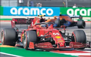  ?? ?? Carlos Sainz pilota el Ferrari ayer en Austin en las primeras vueltas de carrera, con gomas blandas.