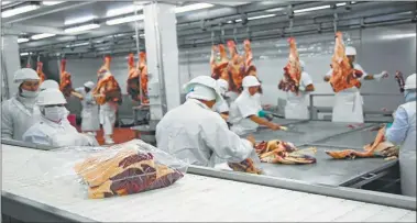  ?? FOTOS: ARIEL BUSTOS ?? DIVISAS. En los primeros seis meses ingresaron 578 millones de dólares por exportació­n de carne.