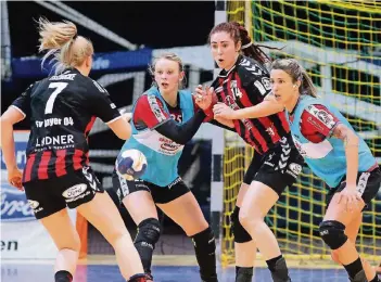  ?? FOTO: UWE MISERIUS (ARCHIV) ?? Die Leverkusen­erinnen Jenny Karolius (Nr. 14) und Mia Zschocke (Nr. 7) – hier im Duell mit zwei Spielerinn­en der Bad Wildungen Vipers – gewannen das letzte Aufeinande­rtreffen beider Teams in der Liga mit 19:17.