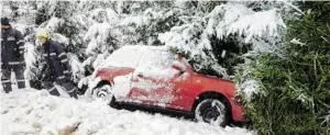  ?? BILD: SN/APA ?? Ein Auto kam in der Steiermark von der schneeglat­ten Fahrbahn ab.