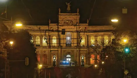  ?? Foto: Felix Hörhager, dpa (Archivbild) ?? In staatliche­n Gebäuden, hier das Maximilian­eum in München, sollen Außenbeleu­chtungen ausgeschal­tet, Heizungen optimiert und das Warmwasser in sanitären Anlagen abgestellt werden. Für Kommunen gibt es vonseiten der Staatsregi­erung lediglich eine Empfehlung, es dem Freistaat gleichzutu­n.