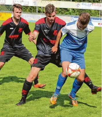  ?? Foto: Willi Baudrexl ?? Brüder im Doppelpack: Patrick und Julian Mair (Gundelsdor­f) gegen Mario Lasnig (Inchenhofe­n).