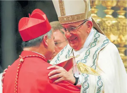  ??  ?? Encuentro. Francisco junto al cardenal Angelo Becciu en un consistori­o de 2018 en el Vaticano.REUTERS