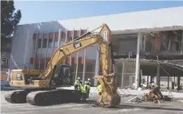  ?? ?? Demolition of the former San Pedro courthouse. Photo by Arturo Garcia-Ayala