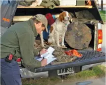  ??  ?? Es probable que, en las primeras salidas, el perro se muestre impreciso en las marcas. Para no fallar, es fundamenta­l entrenar en pedana. Permisos de caza, adquirirlo­s siempre.