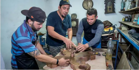  ??  ?? José Ernesto Aguilera y maestros artesanos de Humidores Habana en la producción del mueble que irá a la subasta de este año.