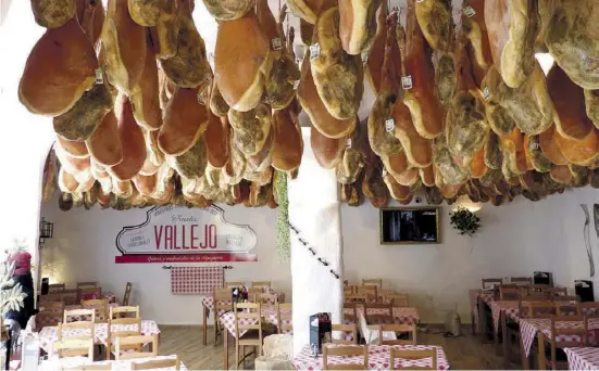  ?? Fotos: Teddy Ralfs ?? Die Qual der Wahl: Der edle Gourmet-Schinken hängt in den Jamonerias von Trevélez von den Decken.