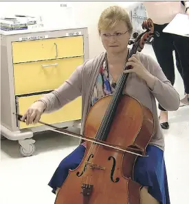 ?? TOM SAMPSON/THE ASSOCIATED PRESS ?? Cellist Martha Vance plays for a patient at MedStar Georgetown University Hospital in Washington. Scientists are working to learn how to harness music to do more than comfort sick patients.