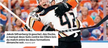  ??  ?? Jakob Silfverber­g (à gauche), des Ducks, a marqué deux buts contre les Oilers lors du match entre les deux formations dimanche soir.