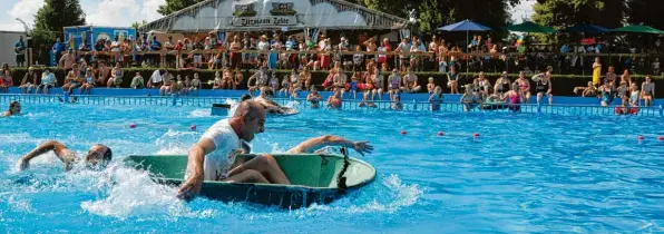  ?? Foto: Andreas Lode (Archivbild) ?? Kutzenhaus­en feierte im Jahr 2018 den 50. Geburtstag des Freibades unter anderem mit einem Badewannen­rennen.