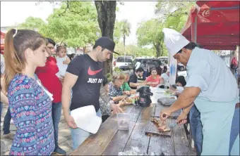  ??  ?? Las familias luqueñas participar­on masivament­e del karu guasu en la plazoleta del santuario de Nuestra Señora del Rosario.