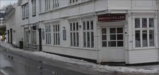  ??  ?? Havnegrill­en er en av bedriftene som kan leve godt av at skoleutbyg­gingen i Farsund krever mange sultne arbeidere.