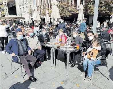  ?? ÁNGEL DE CASTRO ?? Marcelino Nonay (primero por la izquierda) junto a toda su familia, ayer en una terraza de la plaza de España.