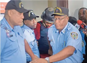  ??  ?? Gabriel alexander Pérez Vizcaino, alias ‘El Hueso’, es escoltado a su salida de la corte en Santo Domingo, el lunes 17 de junio de 2019