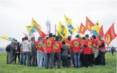  ?? FOTO: DPA ?? Flaggen mit dem Öcalan-Konterfei waren erlaubt, in einigen Fällen wurden aber auch Fahnen mit verbotenen Symbolen geschwenkt.