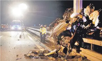  ?? FOTO: DPA ?? Nach dem heftigen Zusammenpr­all war der Fahrer sofort tot.