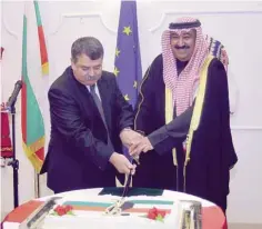  ??  ?? KUWAIT: Walid Al-Khabizi, the Assistant Foreign Minister for Europe Affairs (right) and Bulgarian Ambassador to Kuwait Boris Borissov cut the ceremony’s cake. —Photos by Joseph Shagra