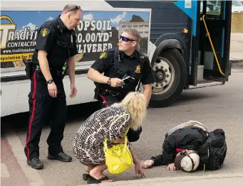  ?? GREG PENDER/The StarPhoeni­x ?? Officers responded after a man was hit by a city bus at the downtown transit mall on Tuesday morning.
Police said the pedestrian was crossing the street against the light when he was struck.