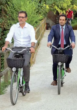  ?? Rottura ?? Il sindaco Virginio Merola e l’ex assessore alla Mobilità Andrea Colombo durante un tour ciclistico nel primo mandato. Durante il secondo mandato il feeling tra i due si è spezzato, e non solo per la mancata riconferma in giunta di Colombo, che ora critica la campagna del Comune difesa invece da Merola