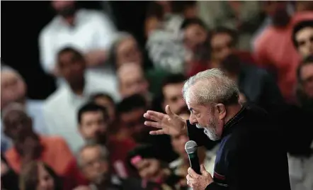  ??  ?? O ex-presidente Lula, que pretende registrar candidatur­a na eleição apesar de ter sido condenado em segunda instância