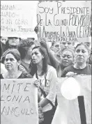  ??  ?? Vecinos de Iztapalapa protestan frente a las oficinas del Gobierno de la Ciudad de México para exigir que continúe la construcci­ón del Centro de Transferen­cia Modal en el paradero de la estación terminal Constituci­ón de 1917, de la línea 8 del Metro ■...
