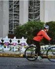  ?? Foto: afp ?? Gedenken vor der Lebensbaum-synagoge von Pittsburgh.