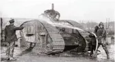  ?? Foto: Chatham House ?? Chinesisch­e Arbeiter reinigen einen britischen Panzer wäh  rend des Ersten Weltkriegs.